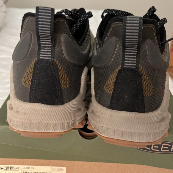 Mens Keen Zionic hiking shoes, size 10. - Picture 3 of 6